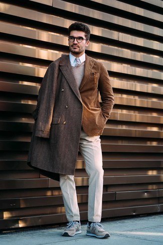 dunkelbrauner Mantel mit Schottenmuster, braunes Cordsakko, beige Pullover mit einem V-Ausschnitt, weißes Businesshemd für Herren