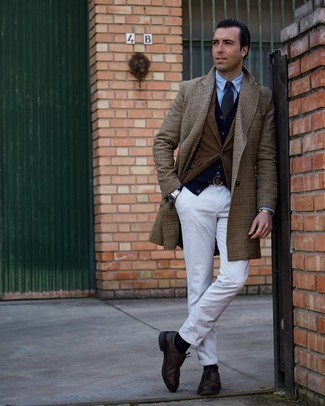 Braunen Mantel mit Hahnentritt-Muster kombinieren – 75 Herren Outfits: Paaren Sie einen braunen Mantel mit Hahnentritt-Muster mit weißen Jeans, um einen modischen Freizeitlook zu kreieren. Vervollständigen Sie Ihr Outfit mit dunkelbraunen Leder Derby Schuhen, um Ihr Modebewusstsein zu zeigen.