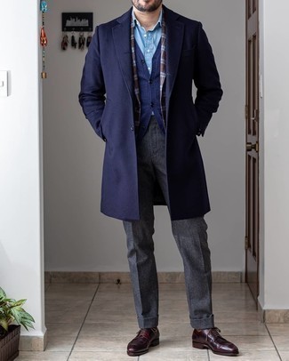 Dunkelbraunes Wollsakko kombinieren – 65 Herren Outfits kalt Wetter: Kombinieren Sie ein dunkelbraunes Wollsakko mit einer dunkelgrauen Wollanzughose für einen stilvollen, eleganten Look. Vervollständigen Sie Ihr Look mit dunkelroten Leder Derby Schuhen.