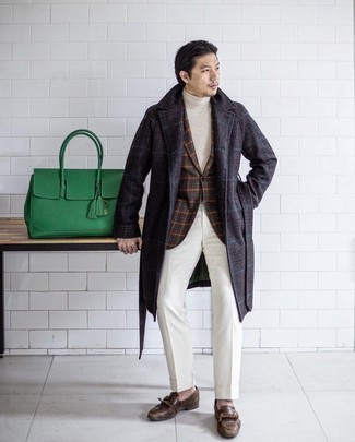 kalt Wetter Outfits Herren 2024: Entscheiden Sie sich für einen dunkelgrauen Mantel mit Schottenmuster und eine weiße Anzughose für einen stilvollen, eleganten Look. Dunkelbraune Leder Slipper mit Fransen sind eine kluge Wahl, um dieses Outfit zu vervollständigen.