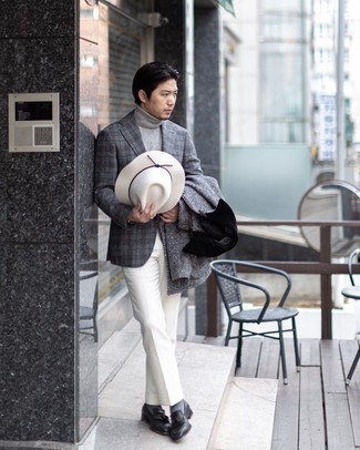 Elegante kühl Wetter Outfits Herren 2024: Kombinieren Sie einen grauen Mantel mit Fischgrätenmuster mit einer weißen Anzughose für eine klassischen und verfeinerte Silhouette. Schwarze Leder Slipper mit Quasten sind eine perfekte Wahl, um dieses Outfit zu vervollständigen.