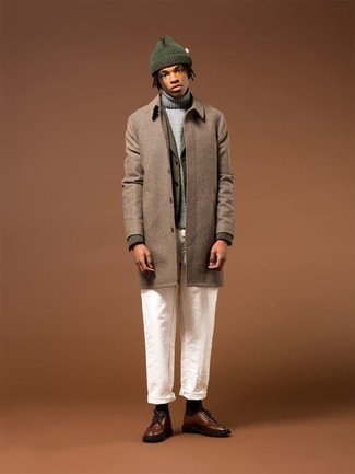 Winter Outfits Herren 2022: Tragen Sie einen braunen Mantel und eine weiße Chinohose, um einen modischen Freizeitlook zu kreieren. Machen Sie Ihr Outfit mit braunen Leder Derby Schuhen eleganter. Schon ergibt sich ein trendiger Winter-Look.