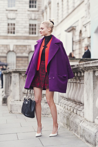Hellvioletten Mantel kombinieren – 24 Damen Outfits: Erwägen Sie das Tragen von einem hellvioletten Mantel und einem roten Tweed Minirock, um einen entspannten Look zu erreichen. Weiße Leder Pumps sind eine kluge Wahl, um dieses Outfit zu vervollständigen.