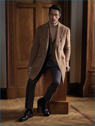 Wie beigen Mantel mit dunkelbrauner Leder Oxford Schuhe zu kombinieren – 26 Herren Outfits: Kombinieren Sie einen beigen Mantel mit einer dunkelbraunen vertikal gestreiften Anzughose für einen stilvollen, eleganten Look. Dunkelbraune Leder Oxford Schuhe sind eine perfekte Wahl, um dieses Outfit zu vervollständigen.