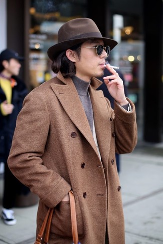 Braunen Wollhut kombinieren – 416 Herren Outfits: Für ein bequemes Couch-Outfit, kombinieren Sie einen braunen Mantel mit einem braunen Wollhut.