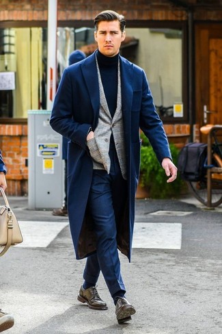 dunkelblauer Mantel, graues Sakko mit Schottenmuster, dunkelblauer Rollkragenpullover, dunkelblaue Anzughose für Herren