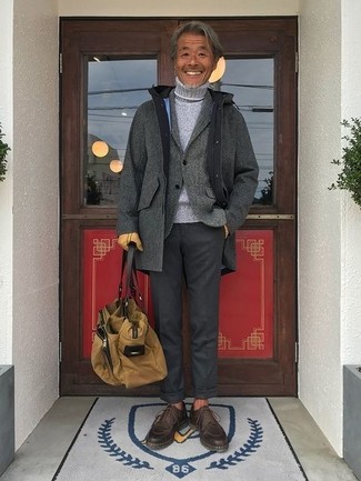 Dunkelbraune Leder Derby Schuhe kombinieren – 162 Herren Outfits kalt Wetter: Kombinieren Sie einen grauen Mantel mit einer dunkelgrauen Anzughose für einen stilvollen, eleganten Look. Wenn Sie nicht durch und durch formal auftreten möchten, entscheiden Sie sich für dunkelbraunen Leder Derby Schuhe.