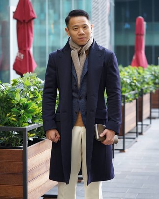 Dunkelblaues Wollsakko kombinieren – 13 Winter Herren Outfits: Vereinigen Sie ein dunkelblaues Wollsakko mit einer weißen Anzughose für einen stilvollen, eleganten Look. Ein insgesamt sehr trendiges Winter-Outfit.