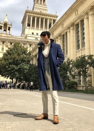 Beige Doppelmonks aus Leder kombinieren – 37 Herren Outfits: Geben Sie den bestmöglichen Look ab in einem dunkelblauen Mantel und einer weißen Anzughose. Fühlen Sie sich mutig? Ergänzen Sie Ihr Outfit mit beige Doppelmonks aus Leder.