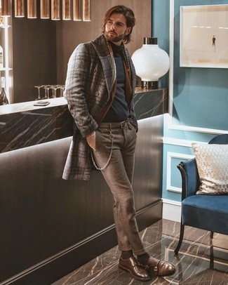 Braune Wollchinohose kombinieren – 34 Herren Outfits: Entscheiden Sie sich für einen grauen Mantel mit Schottenmuster und eine braune Wollchinohose, um einen modischen Freizeitlook zu kreieren. Fügen Sie braunen Doppelmonks aus Leder für ein unmittelbares Style-Upgrade zu Ihrem Look hinzu.