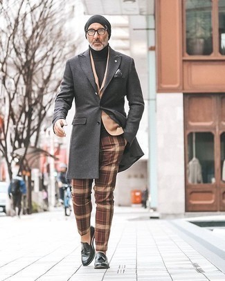Wie Sakko mit Chinohose zu kombinieren – 500+ Herbst Herren Outfits: Vereinigen Sie ein Sakko mit einer Chinohose für Ihren Bürojob. Fühlen Sie sich mutig? Ergänzen Sie Ihr Outfit mit schwarzen Leder Slippern mit Quasten. Der Look ist mega für die Übergangszeit.