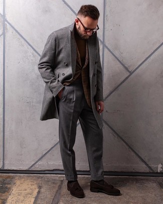Sakko kombinieren – 500+ Herren Outfits kühl Wetter: Kombinieren Sie ein Sakko mit einer dunkelgrauen Anzughose für einen stilvollen, eleganten Look. Dunkelbraune Wildleder Slipper mit Quasten fügen sich nahtlos in einer Vielzahl von Outfits ein.