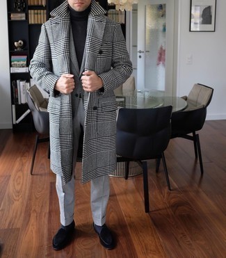 Schwarze Samt Slipper kombinieren – 228 Herren Outfits: Geben Sie den bestmöglichen Look ab in einem weißen und schwarzen Mantel mit Hahnentritt-Muster und einer grauen Anzughose. Schwarze Samt Slipper sind eine perfekte Wahl, um dieses Outfit zu vervollständigen.