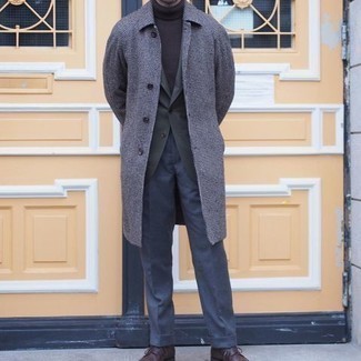 Braune Leder Derby Schuhe kombinieren – 206 Herren Outfits kühl Wetter: Kombinieren Sie einen blauen Mantel mit einer blauen Anzughose für eine klassischen und verfeinerte Silhouette. Wenn Sie nicht durch und durch formal auftreten möchten, vervollständigen Sie Ihr Outfit mit braunen Leder Derby Schuhen.