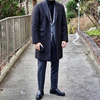 Wie graues Sakko mit dunkelblauer Anzughose zu kombinieren – 24 Herren Outfits kühl Wetter: Entscheiden Sie sich für ein graues Sakko und eine dunkelblaue Anzughose für einen stilvollen, eleganten Look. Fühlen Sie sich ideenreich? Vervollständigen Sie Ihr Outfit mit schwarzen Chelsea Boots aus Leder.