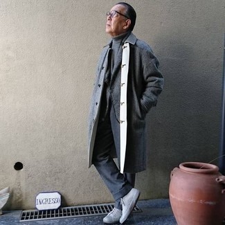 60 Jährige: Schwarze Socken kombinieren – 13 Herren Outfits kalt Wetter: Für ein bequemes Couch-Outfit, kombinieren Sie einen grauen Mantel mit schwarzen Socken. Graue Segeltuch niedrige Sneakers sind eine perfekte Wahl, um dieses Outfit zu vervollständigen.