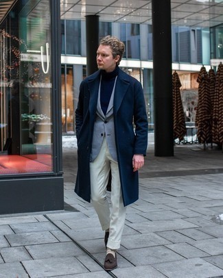 Elegante kühl Wetter Outfits Herren 2024: Tragen Sie einen dunkelblauen Mantel und eine weiße Anzughose für einen stilvollen, eleganten Look. Suchen Sie nach leichtem Schuhwerk? Komplettieren Sie Ihr Outfit mit dunkelbraunen Wildleder Slippern mit Quasten für den Tag.