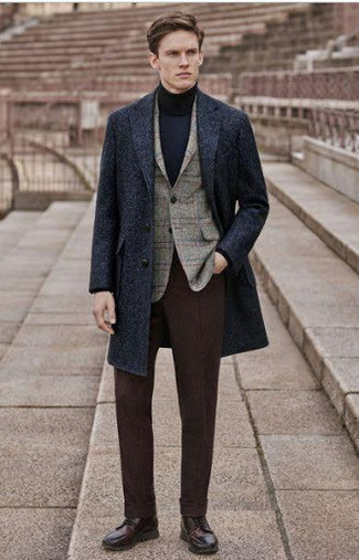 Dunkelbraune Lederfreizeitstiefel kombinieren – 1200+ Herren Outfits: Kombinieren Sie einen dunkelblauen Mantel mit einer dunkelbraunen Anzughose, um vor Klasse und Perfektion zu strotzen. Fühlen Sie sich ideenreich? Wählen Sie eine dunkelbraune Lederfreizeitstiefel.