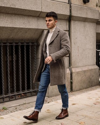 30 Jährige: Brogue Stiefel kombinieren – 299 Herren Outfits: Tragen Sie einen braunen Mantel mit Fischgrätenmuster und dunkelblauen Jeans, um einen modischen Freizeitlook zu kreieren. Fühlen Sie sich ideenreich? Wählen Sie Brogue Stiefel.