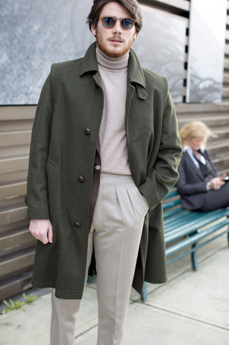 Olivgrünen Mantel kombinieren – 298 Herren Outfits: Etwas Einfaches wie die Wahl von einem olivgrünen Mantel und einer grauen Anzughose kann Sie von der Menge abheben.