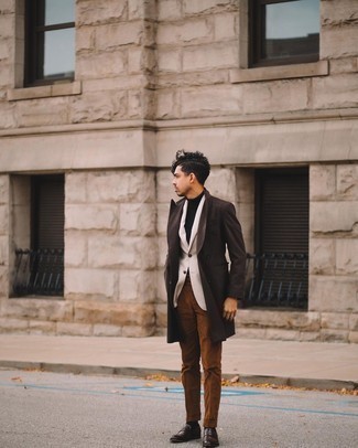 Braune Anzughose aus Cord kombinieren – 64 Herren Outfits: Entscheiden Sie sich für einen dunkelbraunen Mantel und eine braune Anzughose aus Cord, um vor Klasse und Perfektion zu strotzen. Fühlen Sie sich ideenreich? Wählen Sie dunkelbraunen Leder Slipper.