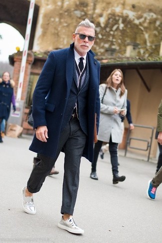 Welche Strickjacken mit blauen Sakkos zu tragen – 6 Herren Outfits kalt Wetter: Kombinieren Sie ein blaues Sakko mit einer Strickjacke für Ihren Bürojob. Silberne Slip-On Sneakers aus Leder leihen Originalität zu einem klassischen Look.