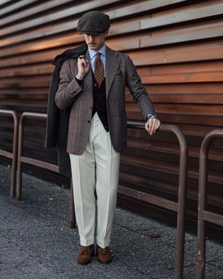 Rotbraune Strickjacke kombinieren – 258 Herren Outfits: Entscheiden Sie sich für eine rotbraune Strickjacke und eine weiße Anzughose für einen stilvollen, eleganten Look. Vervollständigen Sie Ihr Look mit braunen Wildleder Slippern mit Quasten.
