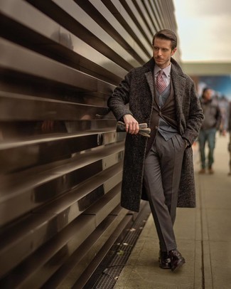 Welche Businesshemden mit grauen Mantels zu tragen – 291 Herren Outfits: Vereinigen Sie einen grauen Mantel mit einem Businesshemd für einen stilvollen, eleganten Look. Dunkelrote Leder Derby Schuhe fügen sich nahtlos in einer Vielzahl von Outfits ein.