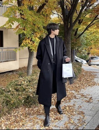 Schal kombinieren – 500+ Herren Outfits: Für ein bequemes Couch-Outfit, kombinieren Sie einen schwarzen Mantel mit einem Schal. Fühlen Sie sich ideenreich? Vervollständigen Sie Ihr Outfit mit schwarzen Chelsea Boots aus Leder.