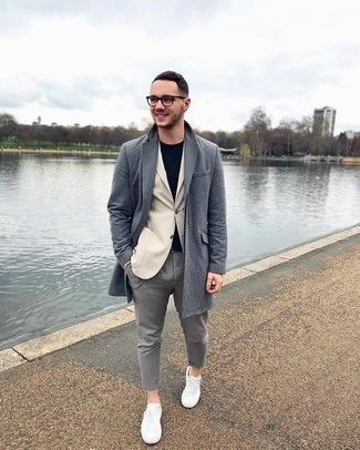 Hellbeige Sakko kombinieren – 500+ Smart-Casual Herren Outfits: Kombinieren Sie ein hellbeige Sakko mit einer grauen Chinohose für Ihren Bürojob. Weiße Segeltuch niedrige Sneakers leihen Originalität zu einem klassischen Look.