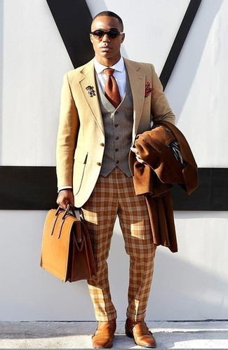 Rotbraune Anzughose mit Vichy-Muster kombinieren – 6 Herren Outfits: Kombinieren Sie einen rotbraunen Mantel mit einer rotbraunen Anzughose mit Vichy-Muster, um vor Klasse und Perfektion zu strotzen. Rotbraune Doppelmonks aus Leder sind eine großartige Wahl, um dieses Outfit zu vervollständigen.