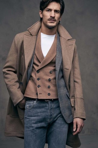 Braunen Ledergürtel kombinieren – 58 Winter Herren Outfits: Für ein bequemes Couch-Outfit, tragen Sie einen braunen Mantel und einen braunen Ledergürtel. Ein super Look für den Winter.