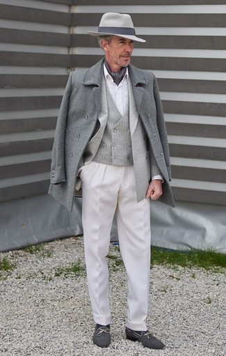 Schal mit Karomuster kombinieren – 98 Herren Outfits: Ein grauer Mantel und ein Schal mit Karomuster sind eine großartige Outfit-Formel für Ihre Sammlung. Setzen Sie bei den Schuhen auf die klassische Variante mit dunkelblauen Segeltuch Slippern.