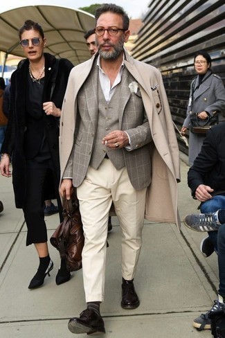 Graue Weste kombinieren – 427 Herren Outfits: Vereinigen Sie eine graue Weste mit einer hellbeige Anzughose für eine klassischen und verfeinerte Silhouette. Wählen Sie die legere Option mit dunkelbraunen Leder Derby Schuhen.