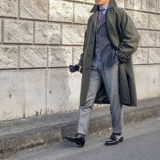 Graue Wollweste kombinieren – 27 Herren Outfits kalt Wetter: Entscheiden Sie sich für einen klassischen Stil in einer grauen Wollweste und einer grauen Wollanzughose. Suchen Sie nach leichtem Schuhwerk? Wählen Sie schwarzen Leder Derby Schuhe für den Tag.
