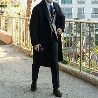 Graues Sakko kombinieren – 83 Winter Herren Outfits: Entscheiden Sie sich für ein graues Sakko und eine schwarze Anzughose für einen stilvollen, eleganten Look. Vervollständigen Sie Ihr Look mit dunkelbraunen Wildleder Slippern. Dieses Outfit eignet sich ideal für den Winter.