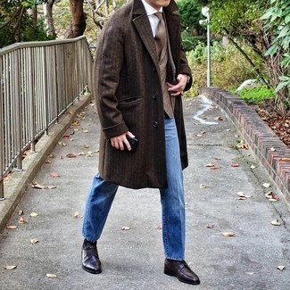 Braune Leder Derby Schuhe kombinieren – 162 Herren Outfits kalt Wetter: Paaren Sie einen dunkelbraunen Mantel mit blauen Jeans, um einen modischen Freizeitlook zu kreieren. Wählen Sie braunen Leder Derby Schuhe, um Ihr Modebewusstsein zu zeigen.