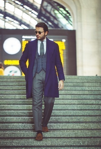 Wie dunkelblauen Mantel mit dunkelgrauer Anzughose zu kombinieren – 88 Herren Outfits kalt Wetter: Geben Sie den bestmöglichen Look ab in einem dunkelblauen Mantel und einer dunkelgrauen Anzughose. Braune Wildleder Slipper mit Quasten leihen Originalität zu einem klassischen Look.