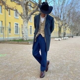 Dunkelbraune Leder Derby Schuhe kombinieren – 162 Herren Outfits kalt Wetter: Kombinieren Sie einen dunkelblauen Mantel mit einer dunkelblauen Chinohose für einen für die Arbeit geeigneten Look. Fühlen Sie sich mutig? Entscheiden Sie sich für dunkelbraunen Leder Derby Schuhe.