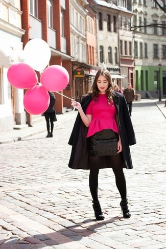Rosa Schößchen-Top kombinieren – 4 Damen Outfits: Kombinieren Sie ein rosa Schößchen-Top mit einem schwarzen Pailletten Minirock, um ein schickes Freizeit-Outfit zu zaubern, der in der Garderobe der Frau auf keinen Fall fehlen darf. Vervollständigen Sie Ihr Look mit schwarzen Leder Sandaletten.