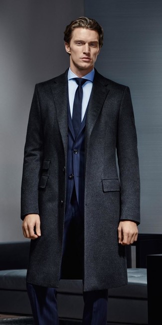30 Jährige: Schwarzen Mantel kombinieren – 593+ Herren Outfits: Entscheiden Sie sich für einen schwarzen Mantel und einen dunkelblauen vertikal gestreiften Anzug, um vor Klasse und Perfektion zu strotzen.