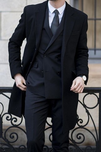 Schwarze und weiße gepunktete Krawatte kombinieren – 130 Herren Outfits: Kombinieren Sie einen schwarzen Mantel mit einer schwarzen und weißen gepunkteten Krawatte für einen stilvollen, eleganten Look.