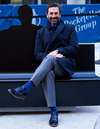 40 Jährige: Socken kombinieren – 79 Elegante Herren Outfits kalt Wetter: Ein schwarzer Mantel und Socken sind eine kluge Outfit-Formel für Ihre Sammlung. Fühlen Sie sich mutig? Entscheiden Sie sich für schwarzen Leder Oxford Schuhe.