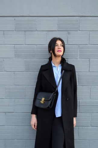 Schwarzen Mantel kombinieren – 450 Damen Outfits kalt Wetter: Wenn Sie ein lockeres Outfit erzielen müssen, bleiben ein schwarzer Mantel und schwarze Leggings ein Klassiker.