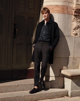 Welche Mäntel mit schwarzen Businesshemdes zu tragen – 7 Herren Outfits warm Wetter: Kombinieren Sie einen Mantel mit einem schwarzen Businesshemd für eine klassischen und verfeinerte Silhouette. Dieses Outfit passt hervorragend zusammen mit dunkelbraunen Leder Slippern.