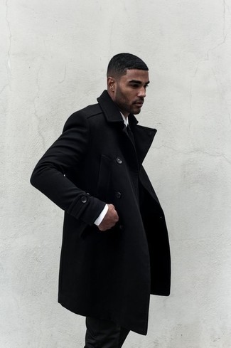30 Jährige: Schwarze Anzughose kombinieren – 126 Elegante Herren Outfits kühl Wetter: Tragen Sie einen schwarzen Mantel und eine schwarze Anzughose für eine klassischen und verfeinerte Silhouette.