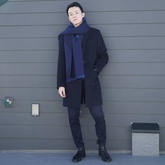 Dunkelblauen Schal kombinieren – 500+ Herren Outfits: Ein schwarzer Mantel und ein dunkelblauer Schal vermitteln eine sorglose und entspannte Atmosphäre. Fühlen Sie sich mutig? Vervollständigen Sie Ihr Outfit mit schwarzen Chelsea Boots aus Leder.