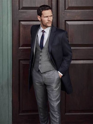 Wie Mantel mit Dreiteilers zu kombinieren – 108 Herren Outfits: Kombinieren Sie einen Mantel mit einem Dreiteiler für einen stilvollen, eleganten Look.
