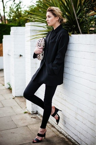 Beige Clutch mit Leopardenmuster kombinieren – 102 Damen Outfits: Wenn Sie ein lässiges Trend-Outfit erzeugen möchten, macht die Kombi aus einem schwarzen Mantel und einer beige Clutch mit Leopardenmuster Sinn. Machen Sie Ihr Outfit mit schwarzen Leder Pantoletten eleganter.