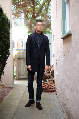 Dunkelbraune Chukka-Stiefel aus Wildleder kombinieren – 316 Herren Outfits kühl Wetter: Vereinigen Sie einen schwarzen Mantel mit dunkelblauen Jeans für Ihren Bürojob. Fühlen Sie sich mutig? Ergänzen Sie Ihr Outfit mit dunkelbraunen Chukka-Stiefeln aus Wildleder.
